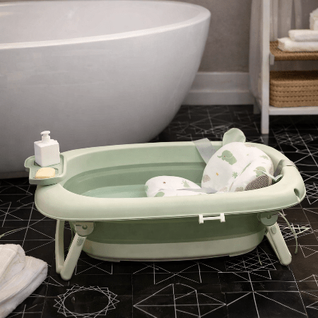 baignoire-bebe-sur-pied-pliable-verte-sol-sombre-coussin-accessoires-bain-ondee-douce