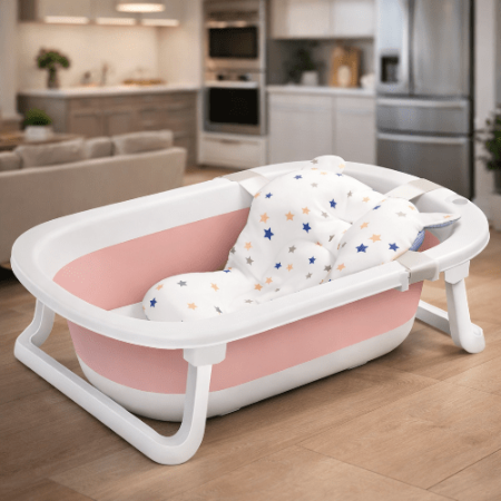 baignoire-pliable-pour-bebe-rose-sur-sol-tapis-etoiles-support-refuge-d-eau