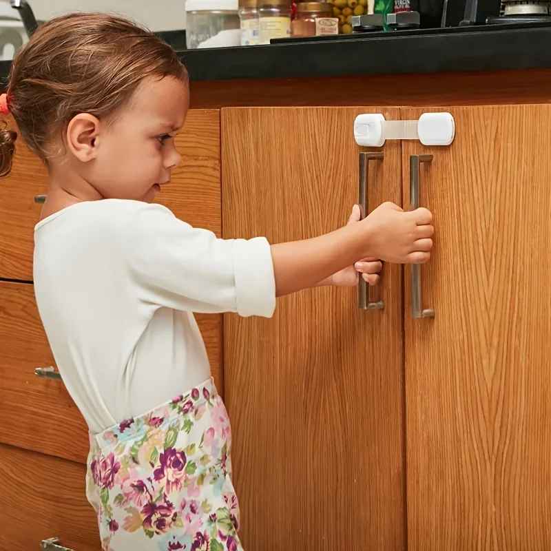 fillette essaye ouvrir armoire avec bloque porte