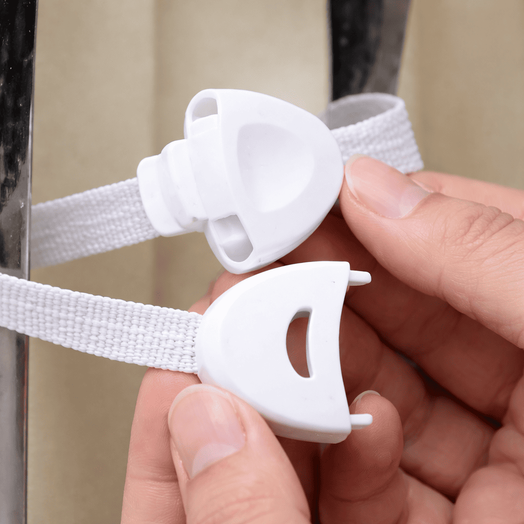 placard-de-securite-bebe-securise-blanc-pour-armoires-et-tiroirs-plume-protectrice
