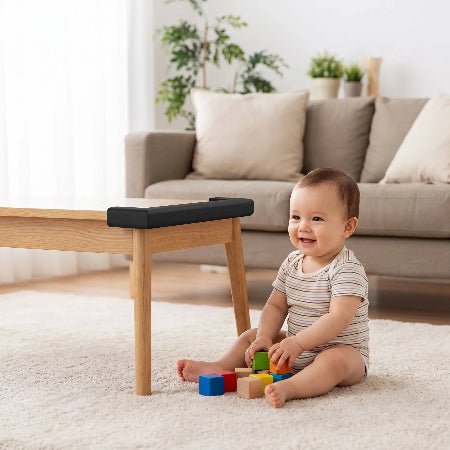 protecteur-de-coin-de-table-bebe-assis-sol-joue-cubes-babysafetycornerprotector-noir