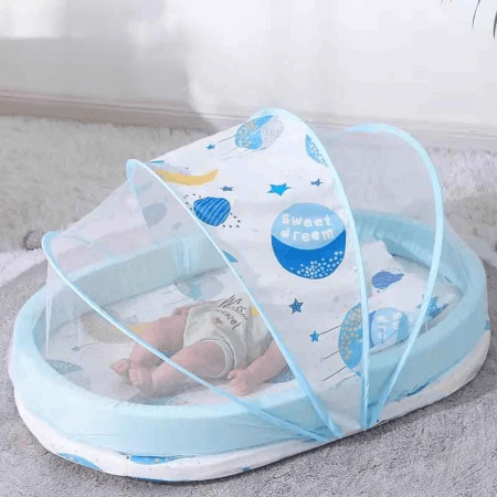 reducteur-de-lit-6-12-mois-bebe-allonge-nuages-lueur-de-repos