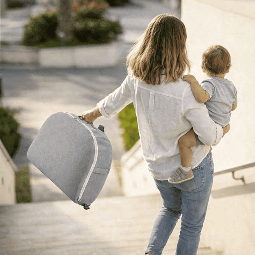 reducteur-de-lit-6-12-mois-sac-gris-portable-parent-enfant-exterieur-marche-cocon-de-reve
