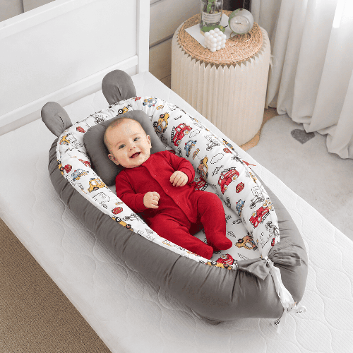 reducteur-de-lit-bebe-confort-gris-vehicules-coussin-douillet-chambre-lumineuse-reve-apaisant