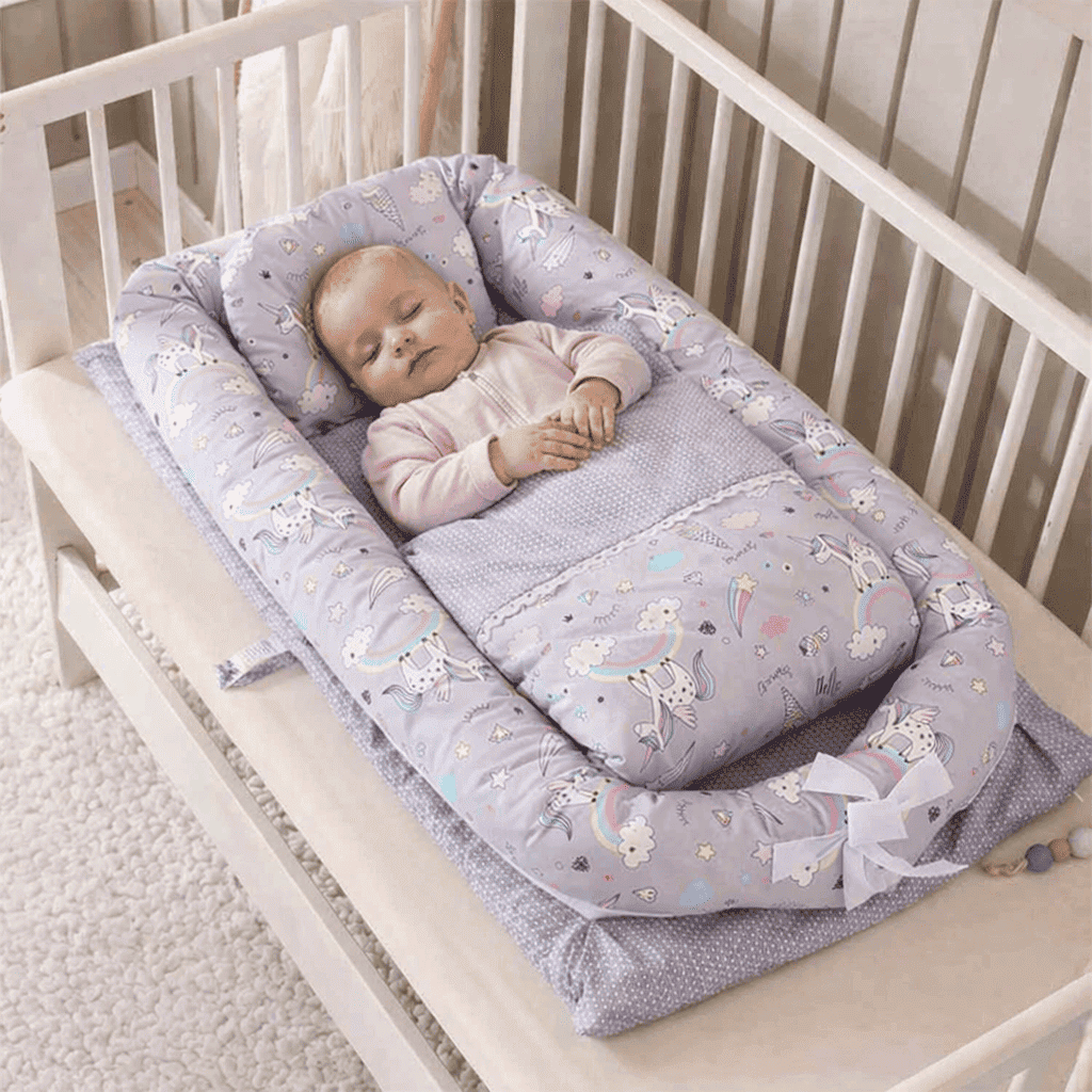 reducteur-de-lit-doomoo-bebe-endormi-nid-douillet-motif-licorne-dans-berceau-repos-calin