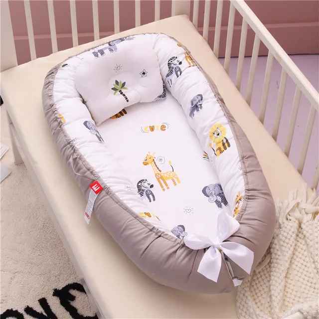 reducteur-de-lit-gris-fond-blanc-motif-dessin-animaux-lecocon