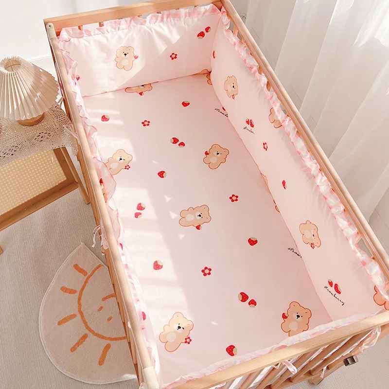 tour-de-lit-motif-ours-cerise-couleur-rose-ecrin-de-sommeil