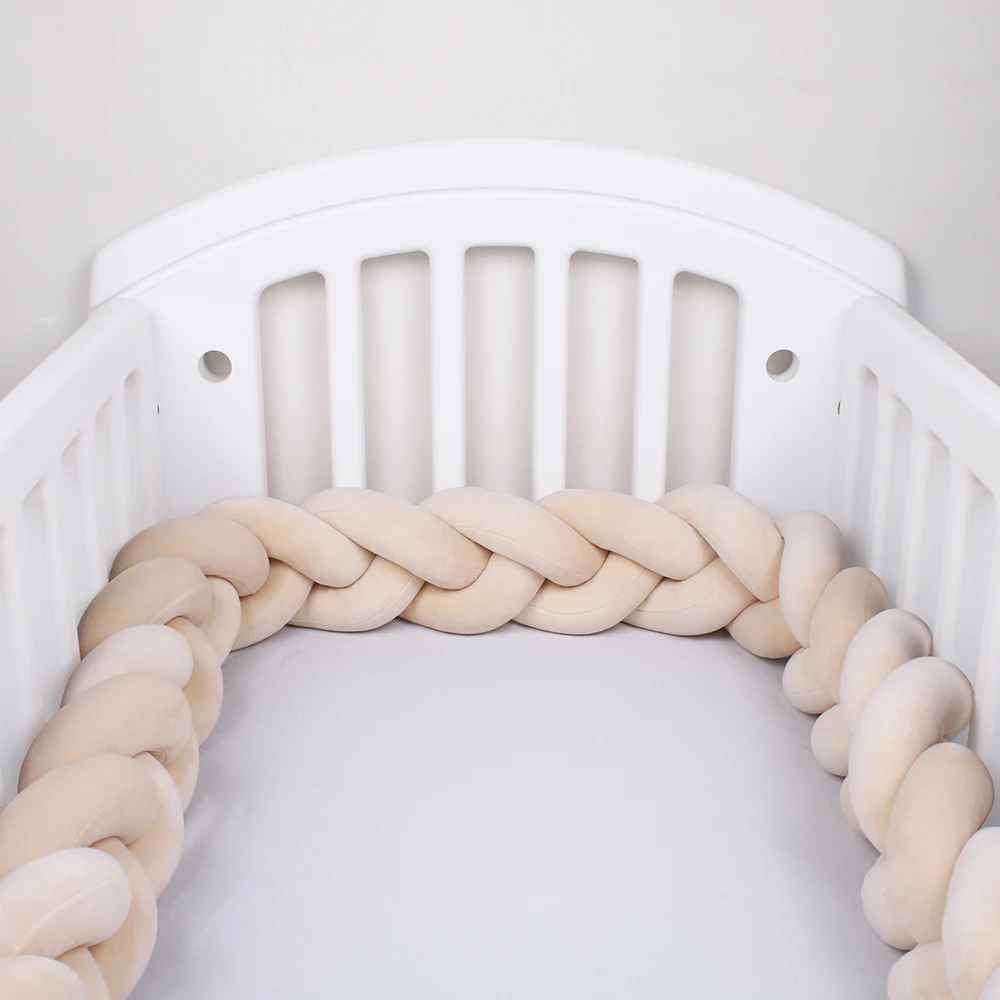 tresse-de-lit-3m-beige-dans-berceau-blanc-securite-design-minimaliste-nidperle