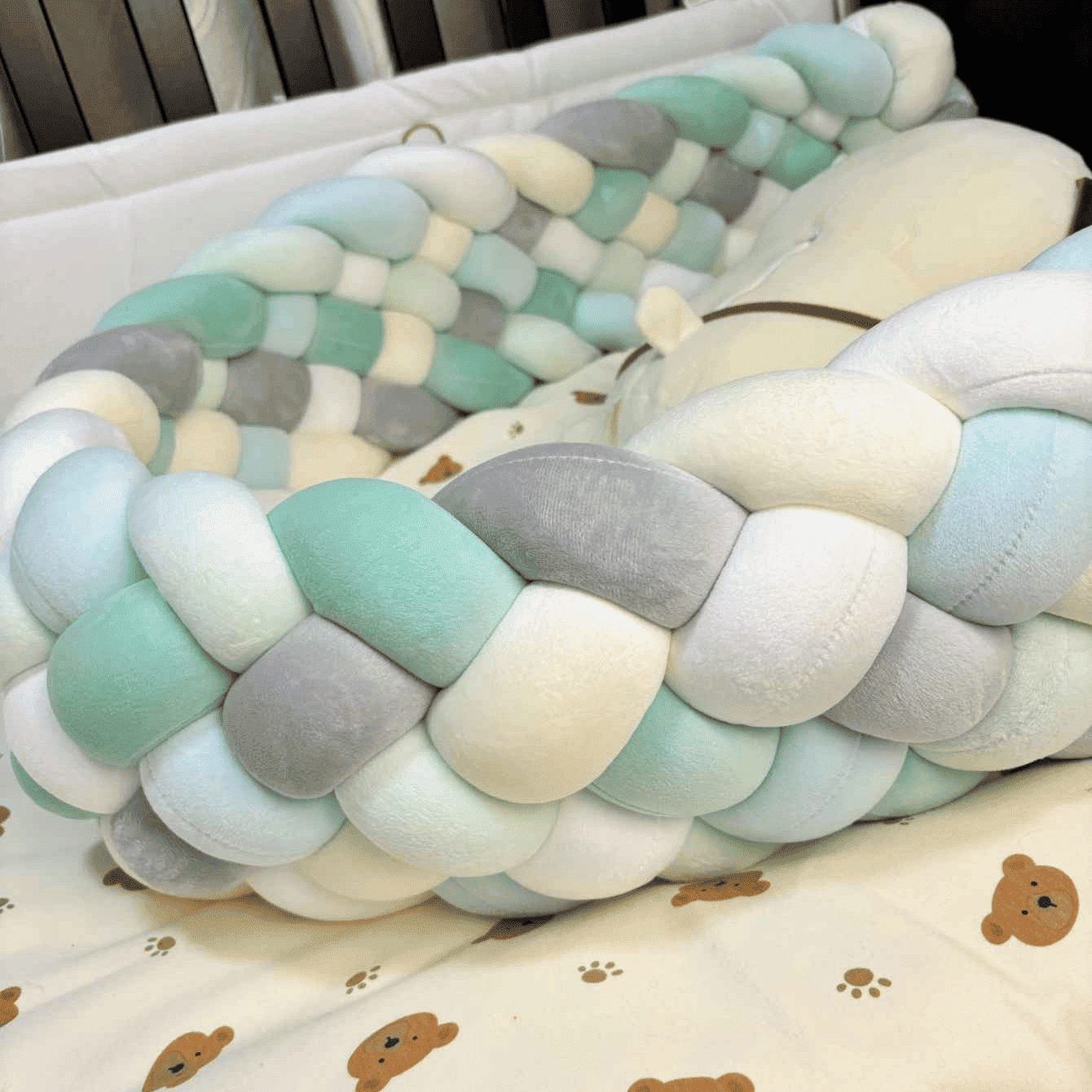 tresse-de-lit-bebe-pastel-bleu-vert-gris-dans-lit-ciel-colore