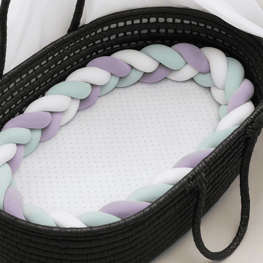 tresse-de-lit-quatres-metres-violet-blanc-vert-dans-panier-bebe-de-couleur-noir-revenid