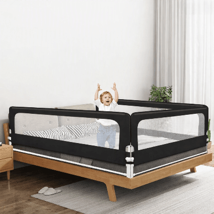 enfant-debout-dans-un-lit-protege-de-barriere-de-lit-couleur-noir