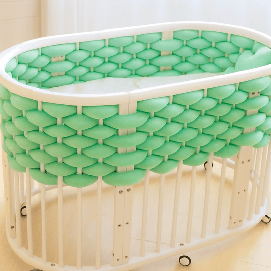 tresse-de-lit-couleur-verte-a-un-brin-tissee-sur-berceau-blanc-avec-roulettes