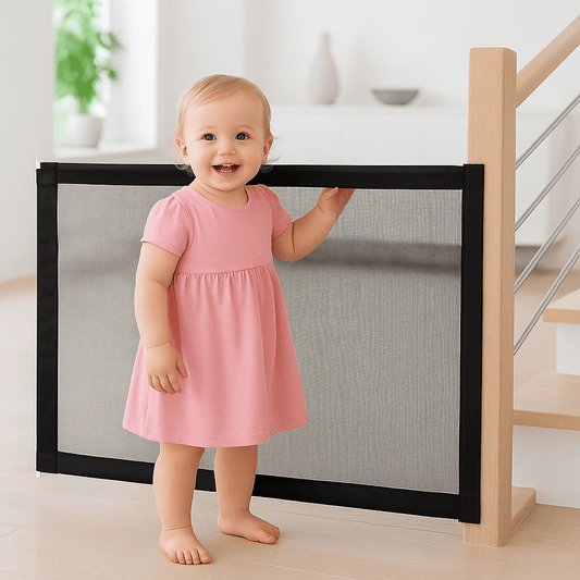 Fillette-joue-devant-barriere-securite-enfant-stopbebe