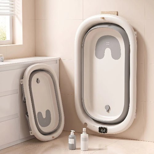 baignoire-bebe-sur-pied-pliable-beige-rangee-salle-bain-brume-d-aube