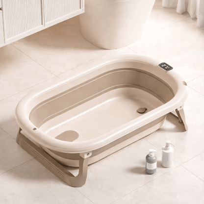 baignoire-bebe-sur-pied-pliable-beige-vide-thermometre-bouteilles-sol-clair-brume-d-aube