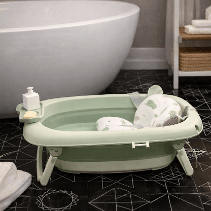 baignoire-bebe-sur-pied-pliable-verte-sol-sombre-coussin-accessoires-bain-ondee-douce