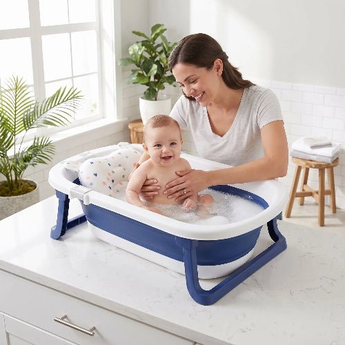 baignoire-pliable-pour-bebe-bebe-dans-baignoire-bleue-sur-support-confortable-moment-doux-bain-refuge-d-eau