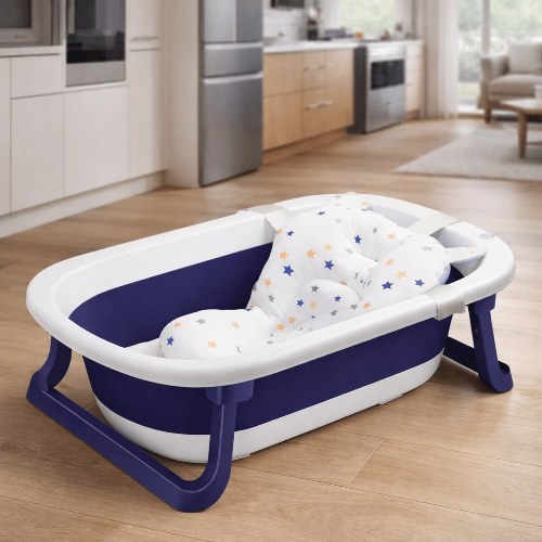baignoire-pliable-pour-bebe-bleue-sur-sol-bois-support-etoiles-maison-refuge-d-eau