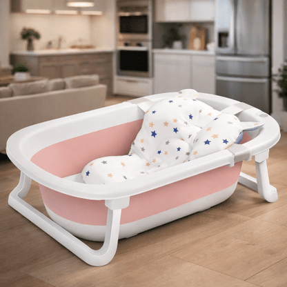 baignoire-pliable-pour-bebe-rose-sur-sol-tapis-etoiles-support-refuge-d-eau