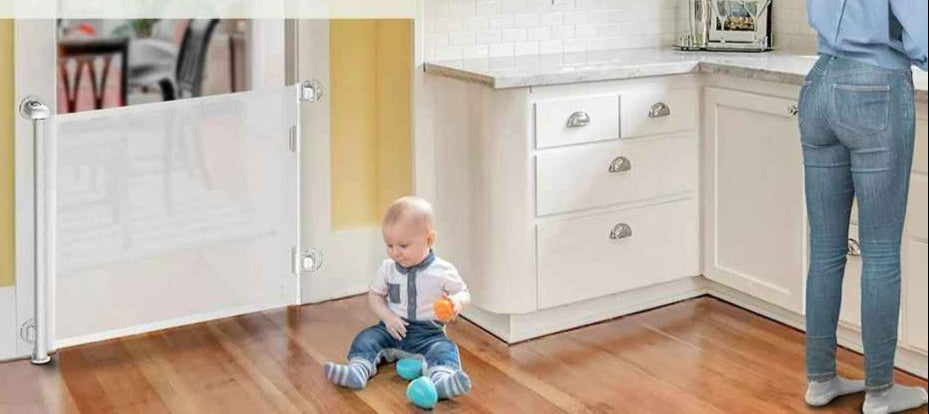 barriere-bebe-couleur-blanche-maman-et-bebe-dans-la-cuisine-retractable