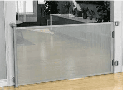 barriere-bebe-couleur-grise-devant-la-porte-retractable