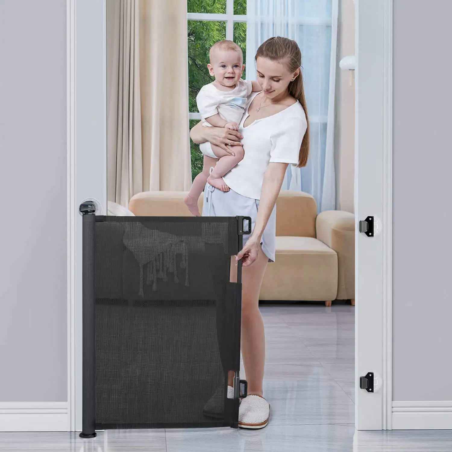 barriere-bebe-couleur-noir-maman-et-bebe-devant-la-porte-retractable