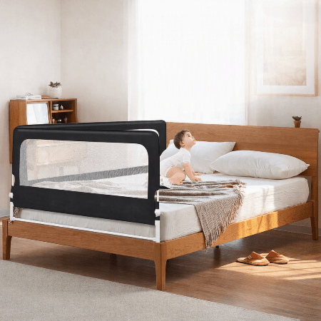 barriere-de-lit-bebe-chambre-bois-naturel-securite-maison-lumineuse-ecrin-de-nuit