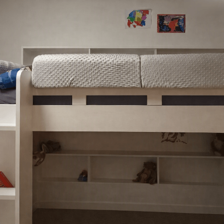barriere-de-lit-coussins-gris-rembourres-sur-lit-superpose-blanc-aurore-douce
