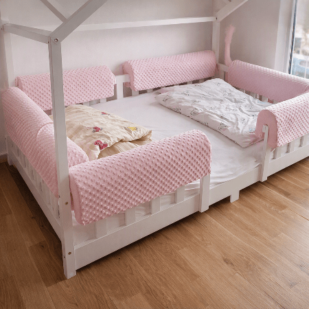 barriere-de-lit-coussins-roses-sur-lit-cabane-blanc-bois-aurore-douce