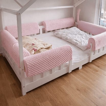 barriere-de-lit-coussins-roses-sur-lit-cabane-blanc-bois-aurore-douce