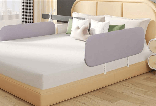 barriere-de-lit-enfant-pliable-couleur-grise-fixee-sur-un-lit-litprotec