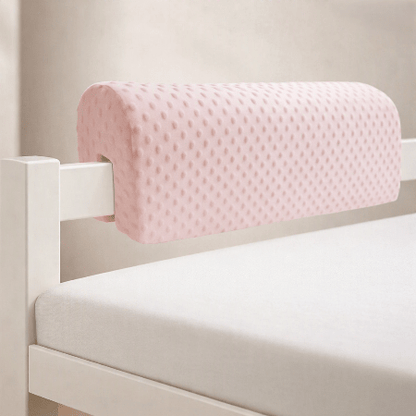 barriere-de-lit-gros-plan-coussin-rose-sur-lit-blanc-aurore-douce