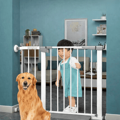 barriere-de-protection-pour-enfant-enfant-debout-derriere-grille-chien-assis-soft-guard