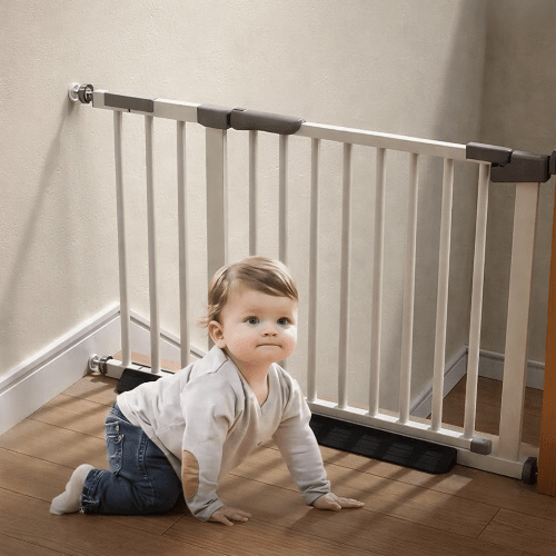 barriere-de-protection-pour-enfant-enfant-qui-rampe-couloir-interieur-soft-guard