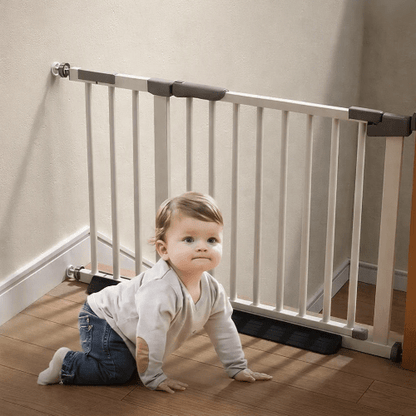 barriere-de-protection-pour-enfant-enfant-qui-rampe-couloir-interieur-soft-guard