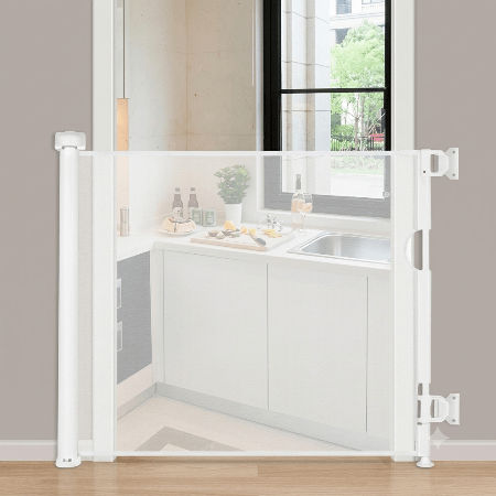 barriere-enfant-grille-blanche-installee-cuisine-moderne-murs-gris-clairs-ourson-veilleur