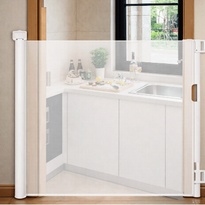 barriere-enfant-grille-retractable-blanche-installee-dans-cuisine-pres-fenetre-ourson-veilleur