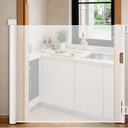 barriere-enfant-grille-retractable-blanche-installee-dans-cuisine-pres-fenetre-ourson-veilleur
