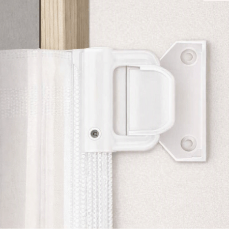 barriere-enfant-gros-plan-loquet-blanc-fixation-murale-grille-retractable-ourson-veilleu