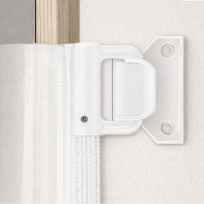 barriere-enfant-gros-plan-loquet-blanc-fixation-murale-grille-retractable-ourson-veilleu