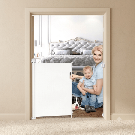 barriere-enfant-maman-bebe-et-chien-pres-grille-blanche-chambre-ourson-veilleur