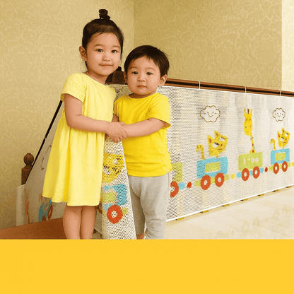 barriere-escalier-avec-dessin-train-et-animaux-deux-enfants-en-jaune-devant-acces-doux