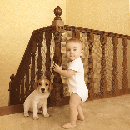 barriere-escalier-bebe-securisee-marron-avec-enfant-et-chien-douce-veille