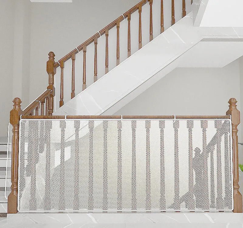 barriere-escalier-blanche-filet-securite-enfant-interieur-maison-escalier-bois-cocon-serenite