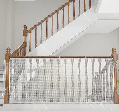 barriere-escalier-blanche-filet-securite-enfant-interieur-maison-escalier-bois-cocon-serenite