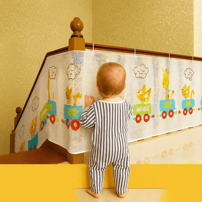 barriere-escalier-blanche-pour-enfant-installee-en-haut-d-escalier-avec-bebe-acces-doux