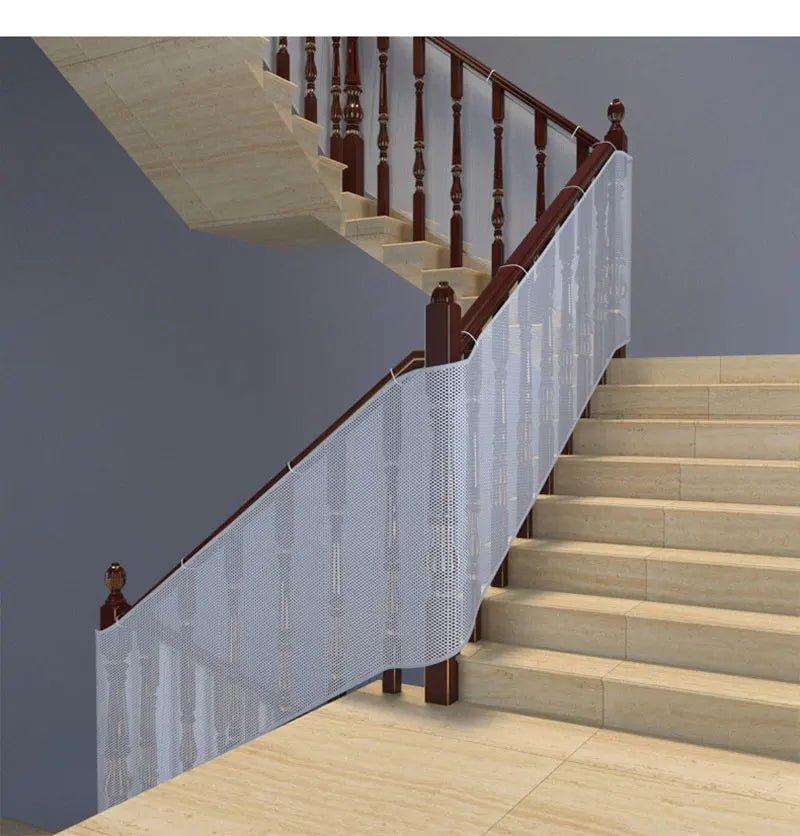 barriere-escalier-filet-blanc-securite-bebe-sur-rambarde-bois-escalier-cocon-serenite