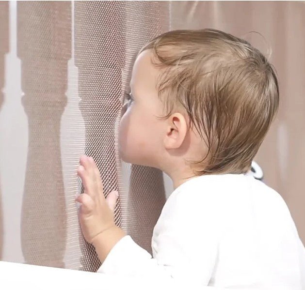 barriere-escalier-filet-protection-bebe-curieux-visage-contre-tissu-transparent-cocon-serenite