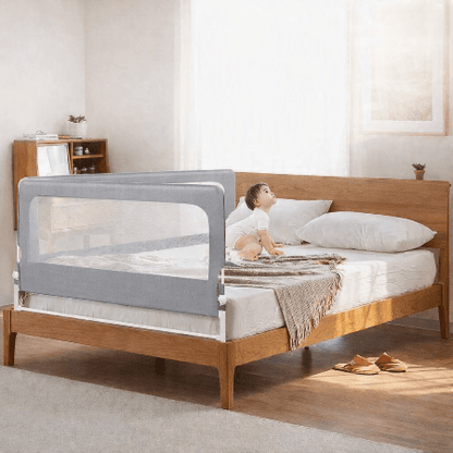 barriere-lit-enfant-bebe-assis-pres-grille-grise-chambre-lumineuse-nappe-sereine