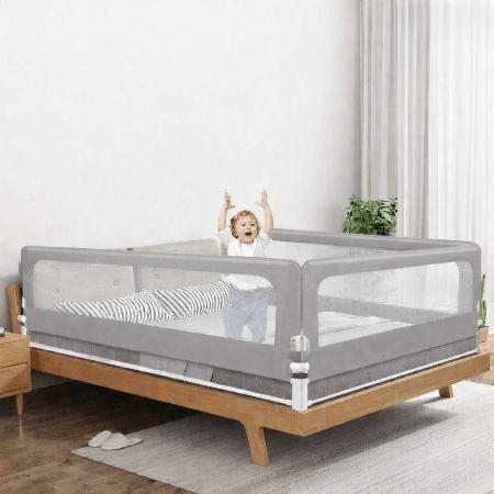 barriere-lit-enfant-bebe-debout-encadre-grille-grise-tous-cotes-nappe-sereine